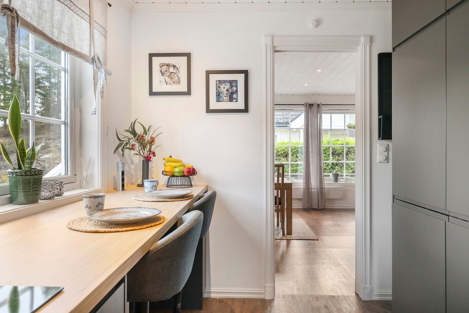 Egen spiseplass under vinduet. Galleribilde