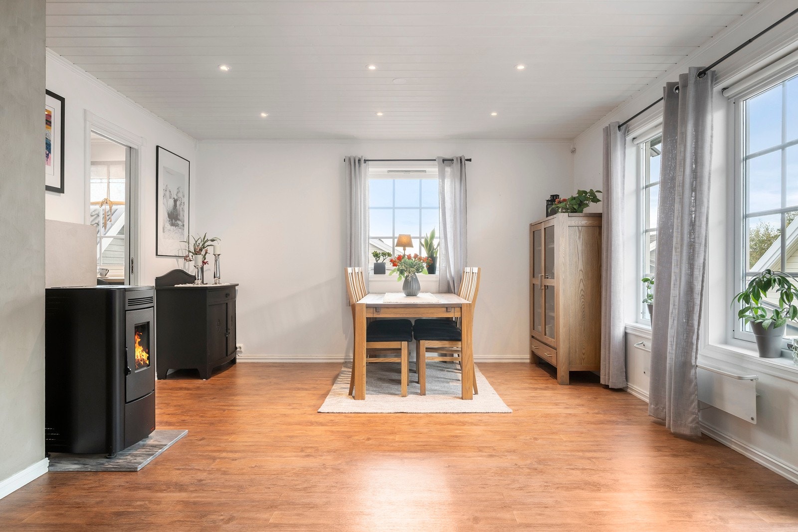 Midt i rommet er det også plassert en peisovn som sørger for god oppvarming. Galleribilde