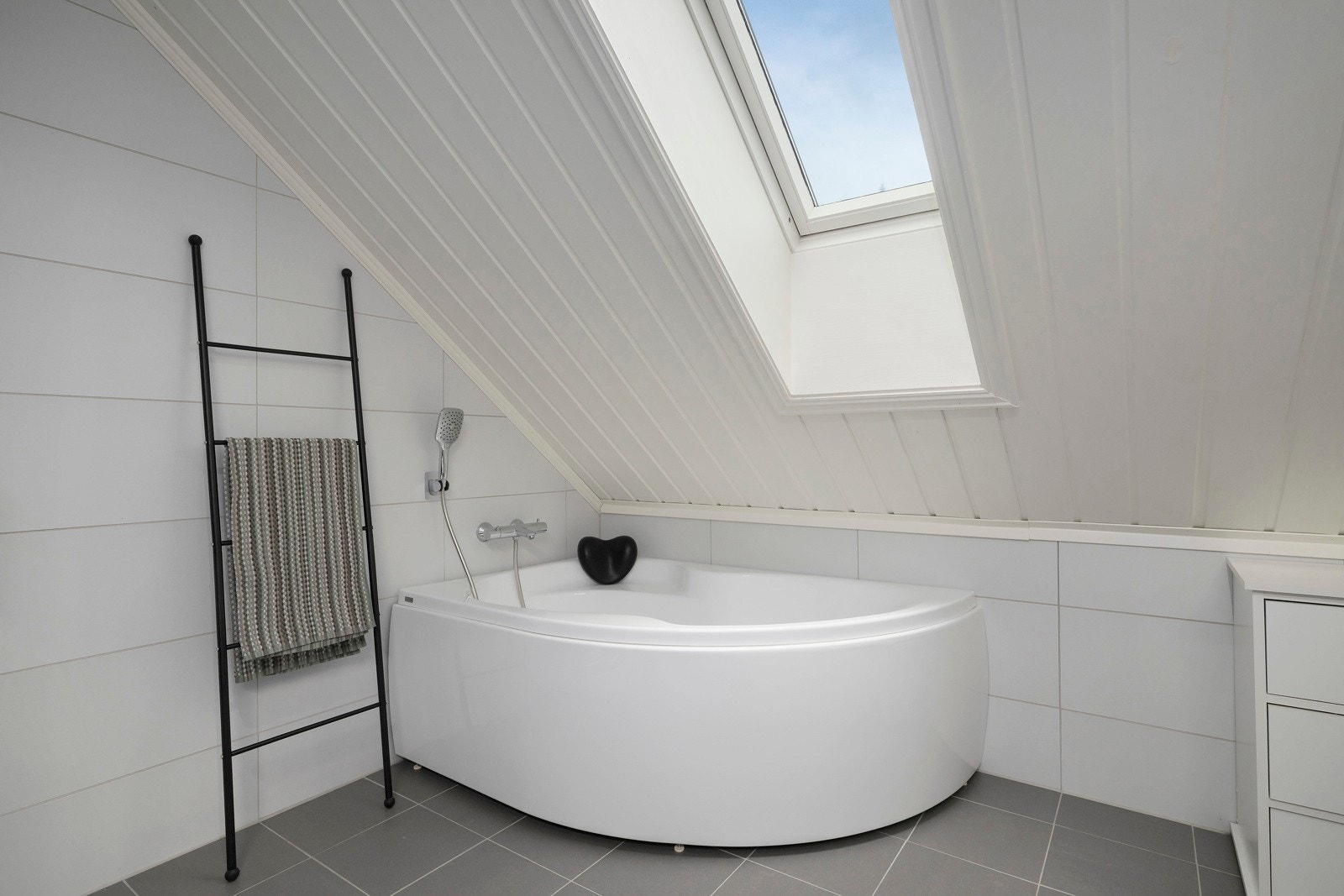 Badet har både dusj og badekar. Galleribilde