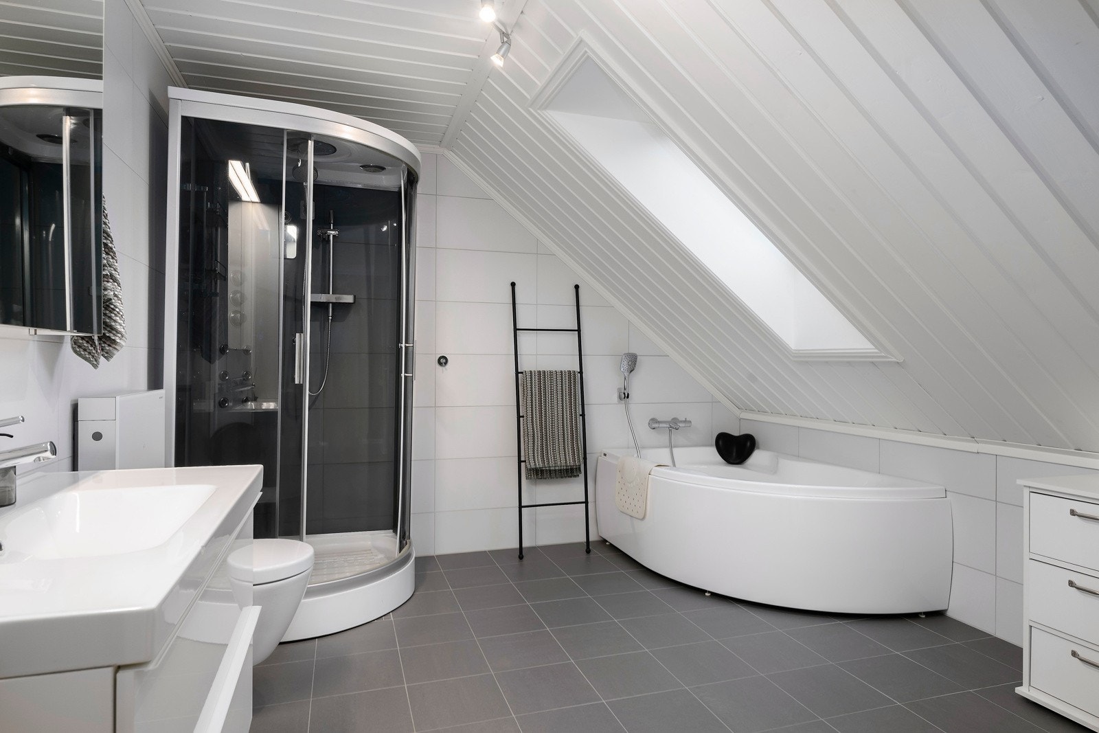 Romslig, flislagt bad i 2. etasje med varmekabler i gulvet. Galleribilde