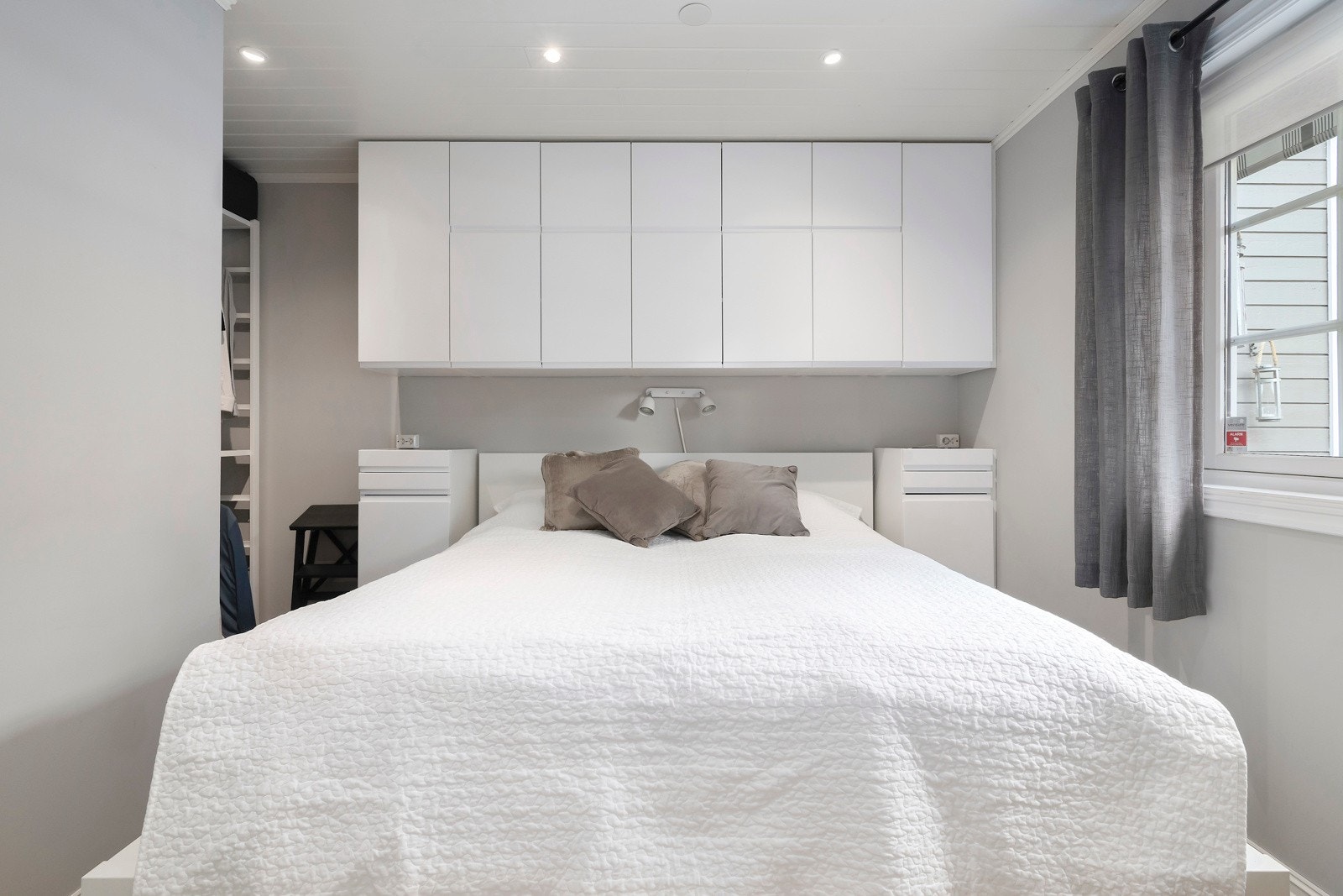 I inngangsetasjen ligger ett soverom med svært praktiske garderobeløsninger. Galleribilde