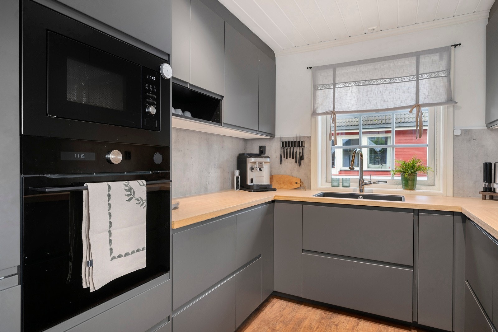 Separat kjøkken med integrerte hvitevarer. Galleribilde