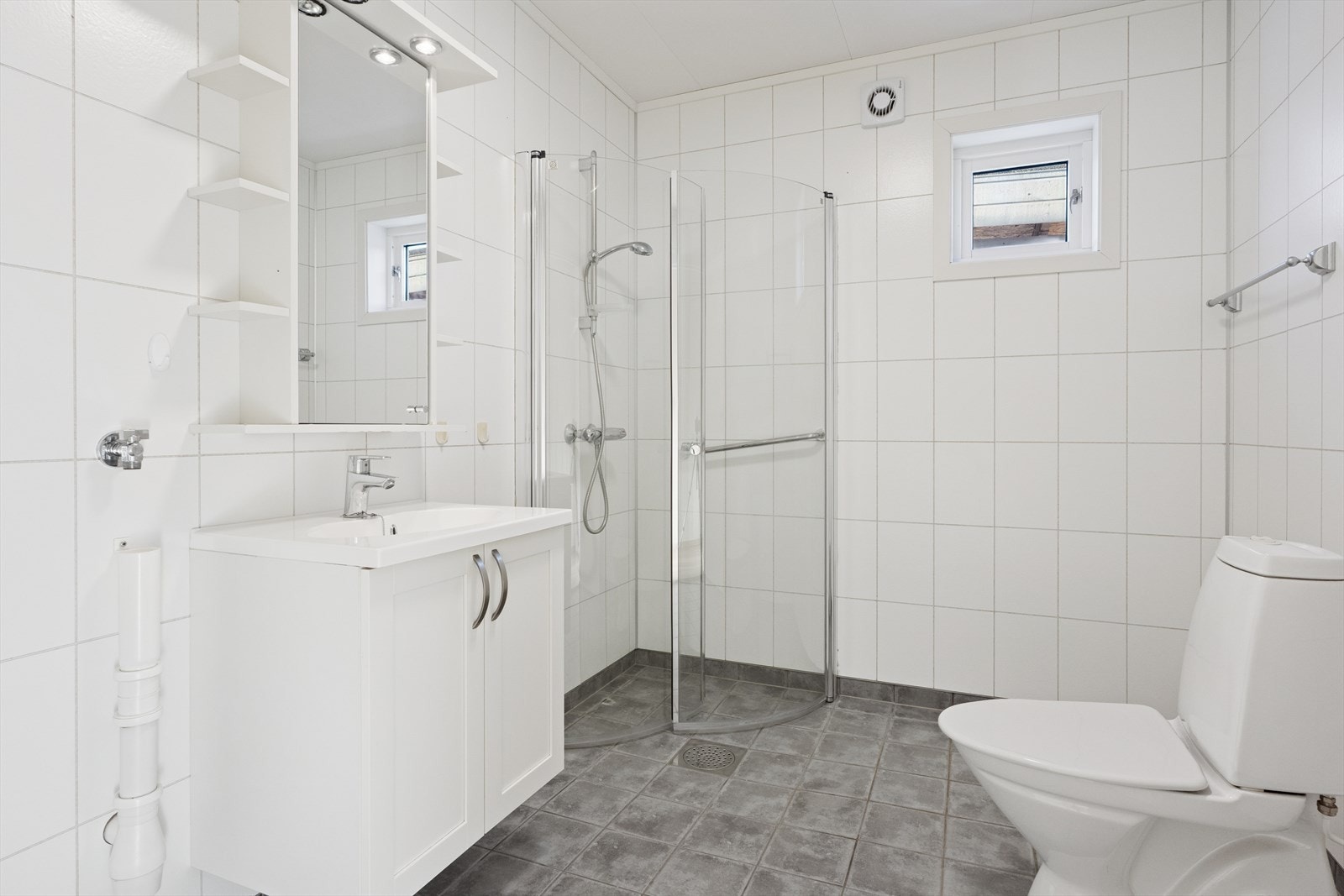 Bad med opplegg for vaskemaskin. Galleribilde