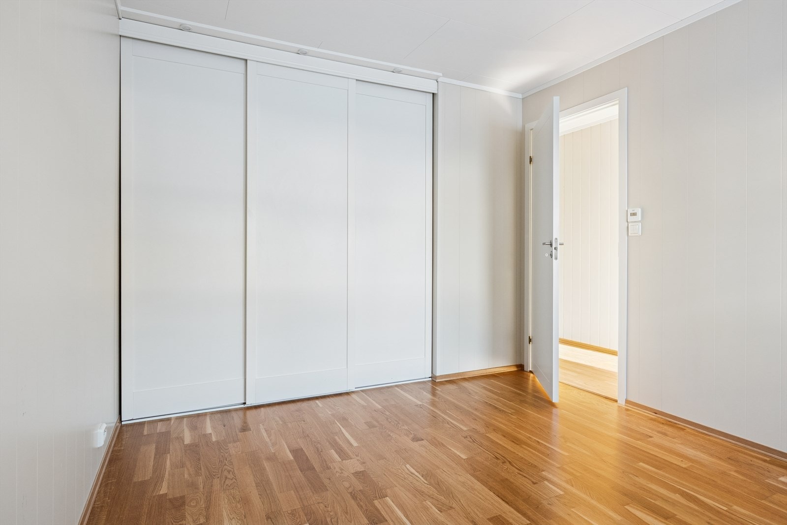 Soverom 1 med skyvedørsgarderober Galleribilde