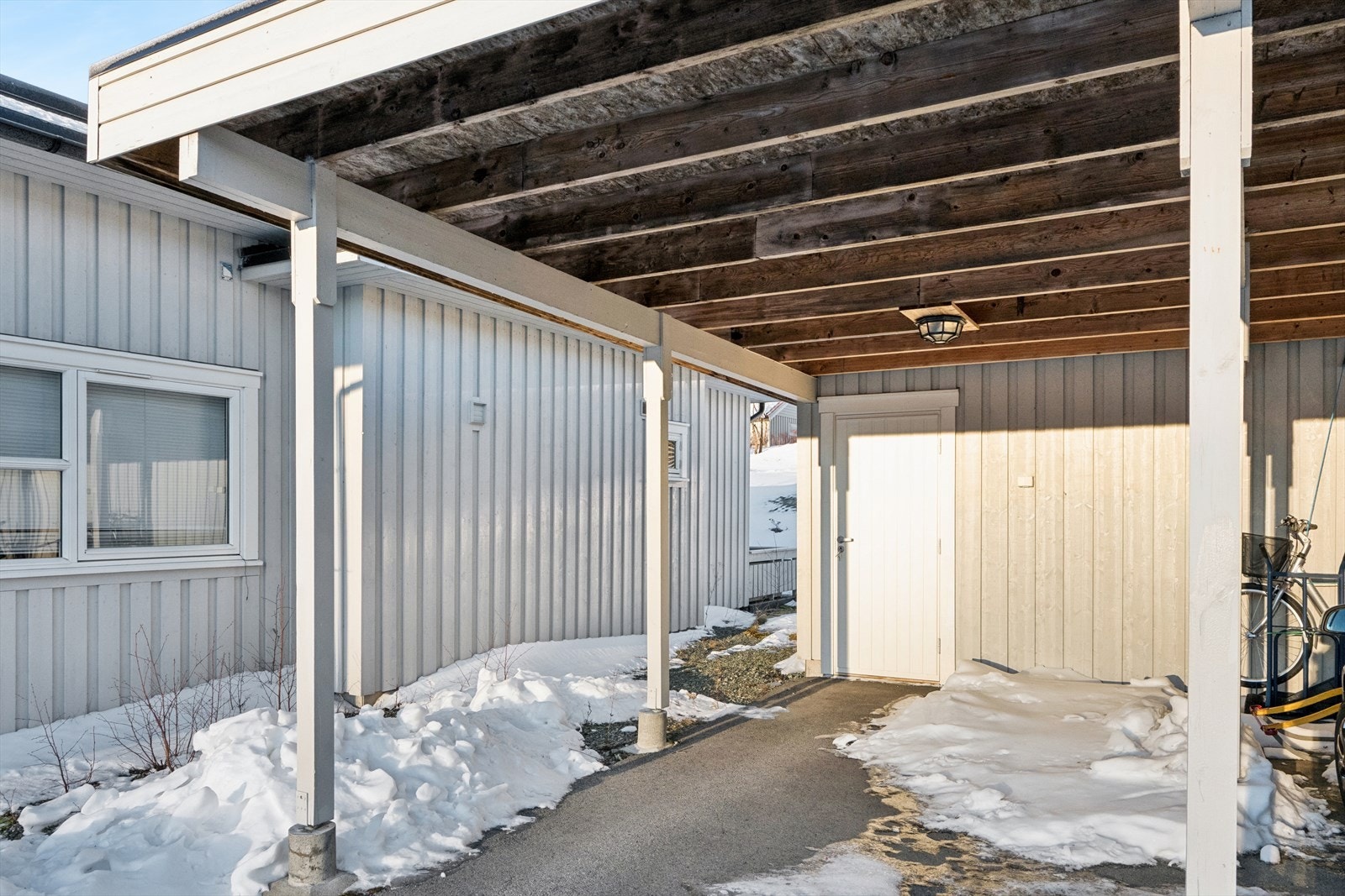 Carport med tilhørende bod. Asfaltert dekke i carport. Galleribilde