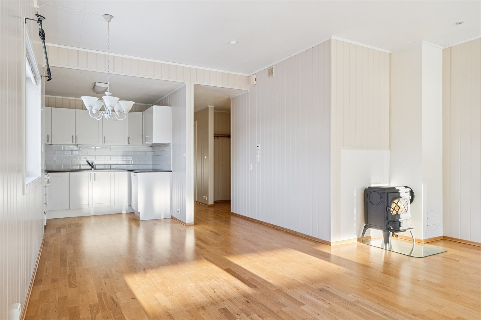 Stue / kjøkken med oppvarming både med vedovn og gulvvarme. Galleribilde