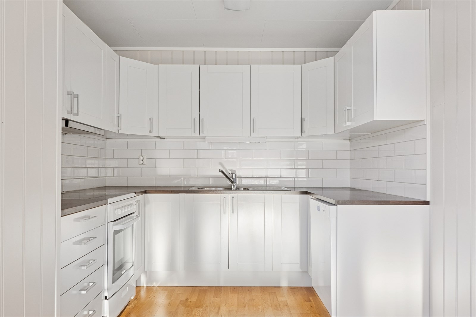 Kjøkken med god skapplass. Galleribilde