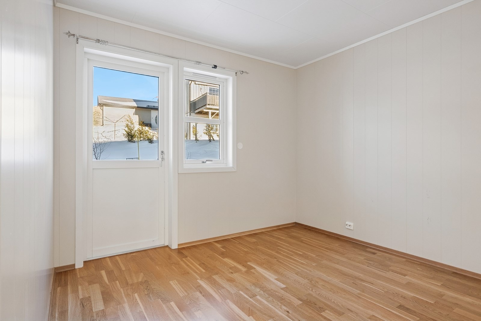 Soverom 1 med utgang til platting bak leiligheten. Galleribilde