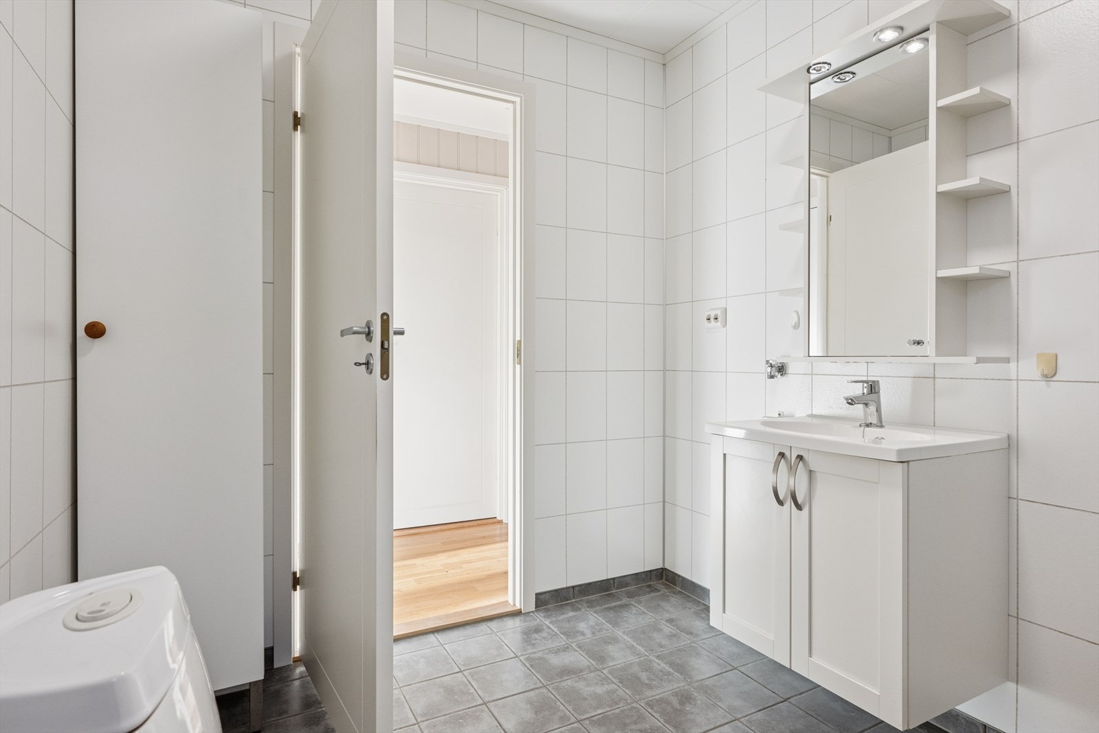 Bad med opplegg for vaskemaskin. Galleribilde