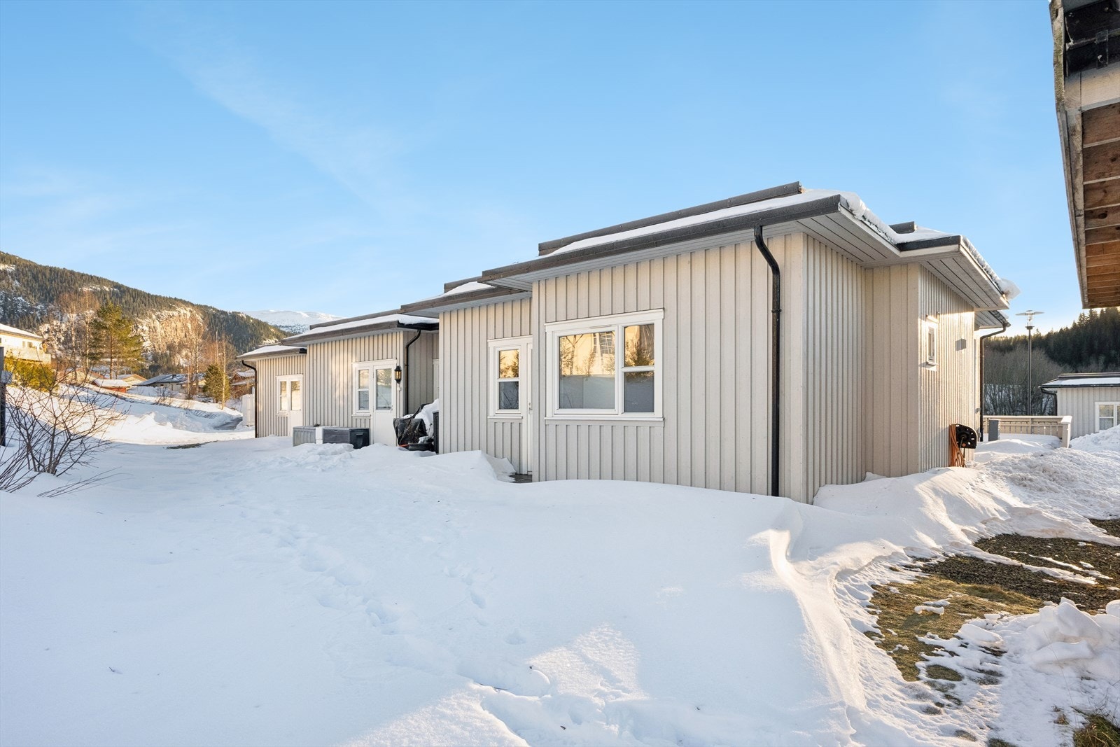 Uteområde med platting bak leiligheten. Galleribilde