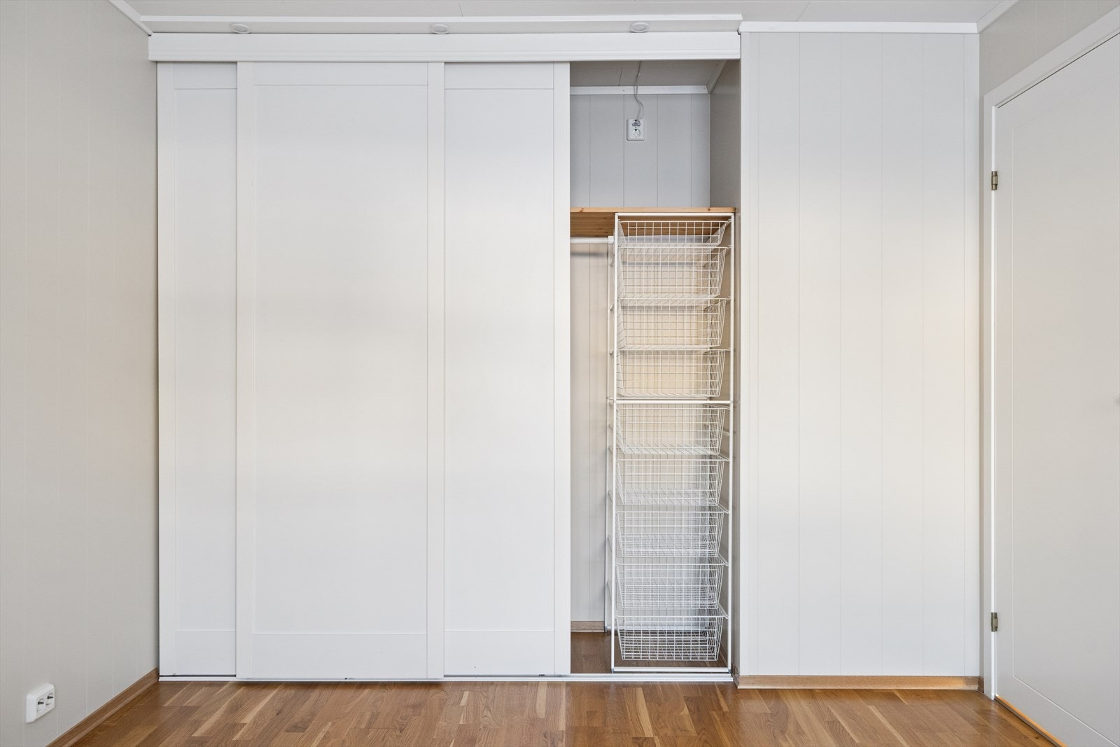 Soverom 1 med skyvedørsgarderober. Galleribilde