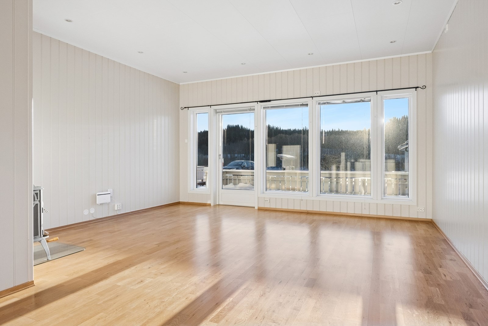 Stue med store glassflate som gir mye lys og god utsikt. Spotter i tak. Galleribilde