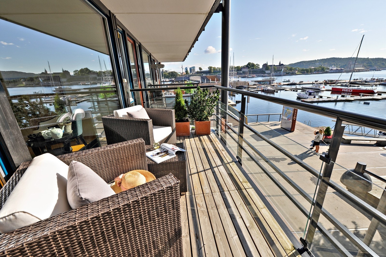 Balkong med plass til koselig sittegruppe. Utemøbler på dette bilde medfølger ikke. Galleribilde