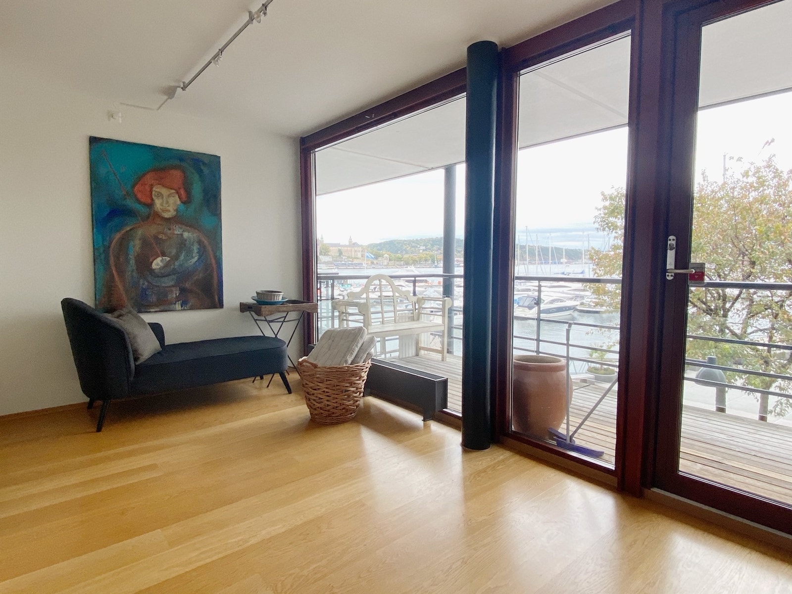 Fra stuen er det utgang til balkong med fantastisk fjordutsikt. Galleribilde