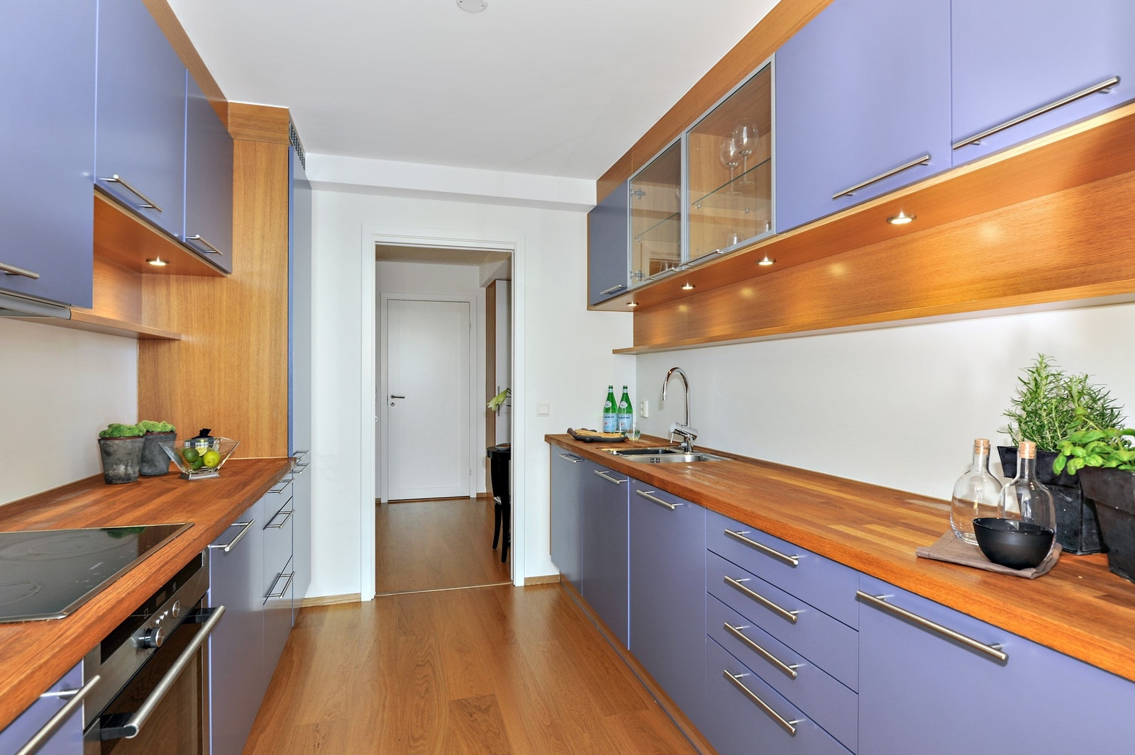 Gjennomgående kjøkken med delvis åpen løsning mot spisestue. Galleribilde