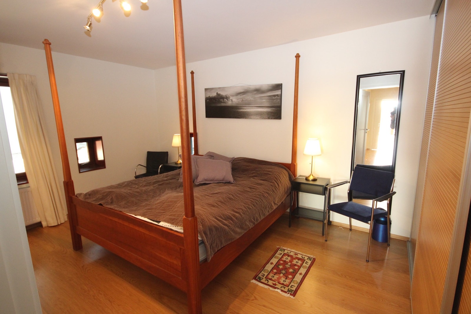 Leiligheten har tre soverom. Meget romslig hovedsoverom med god garderobeplass. Galleribilde