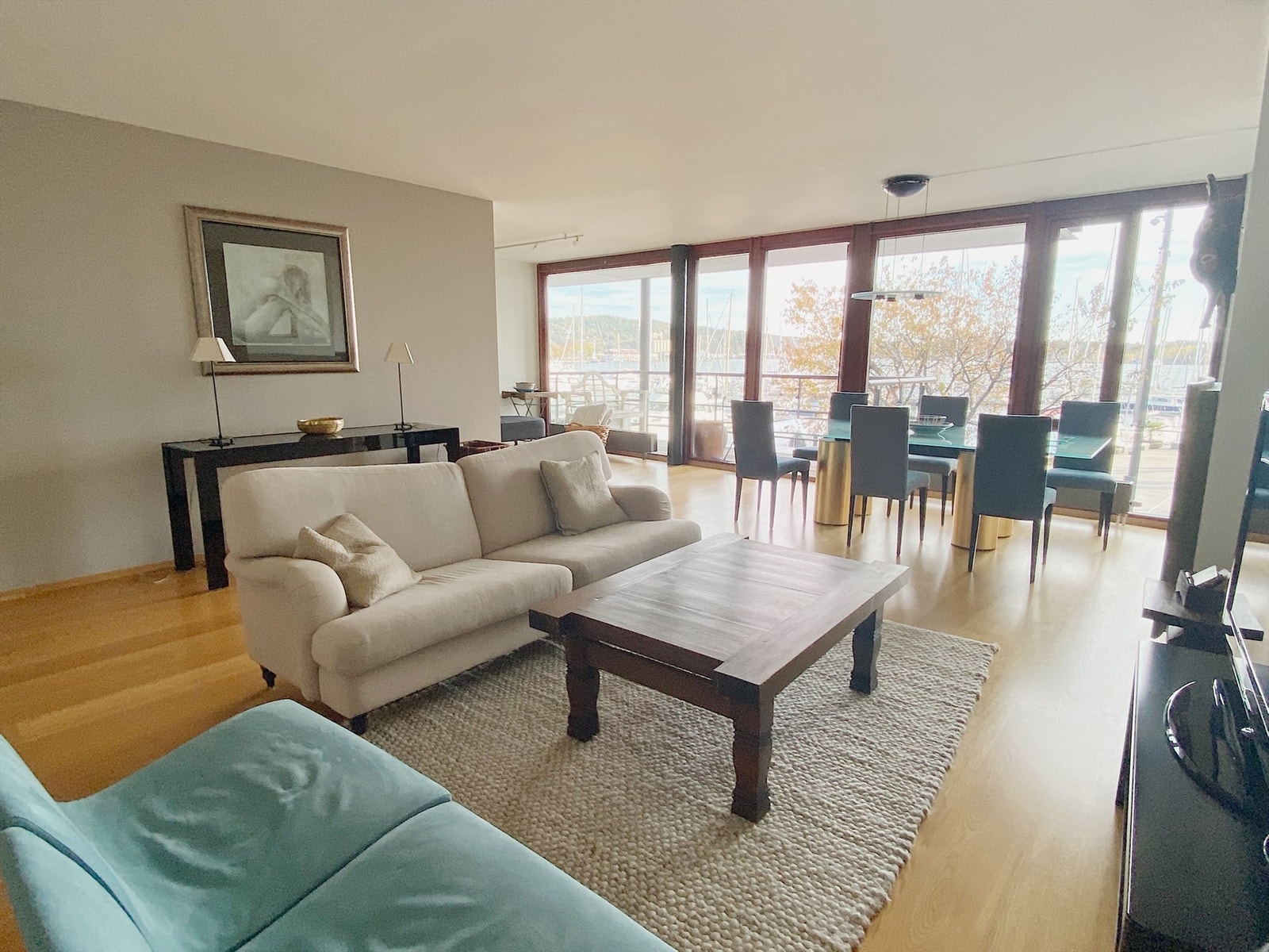 Stor stue med god planløsning. Både plass til større sofagruppe og spisestue. Nyt den flotte utsikten fra både stue, kjøkken og balkong. Galleribilde