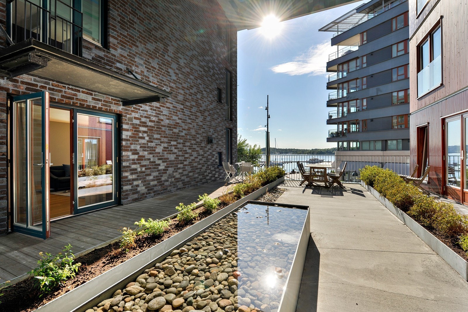 Utgang til privat markterrasse og svært trivelig felles bakgård fra leiligheten. Galleribilde