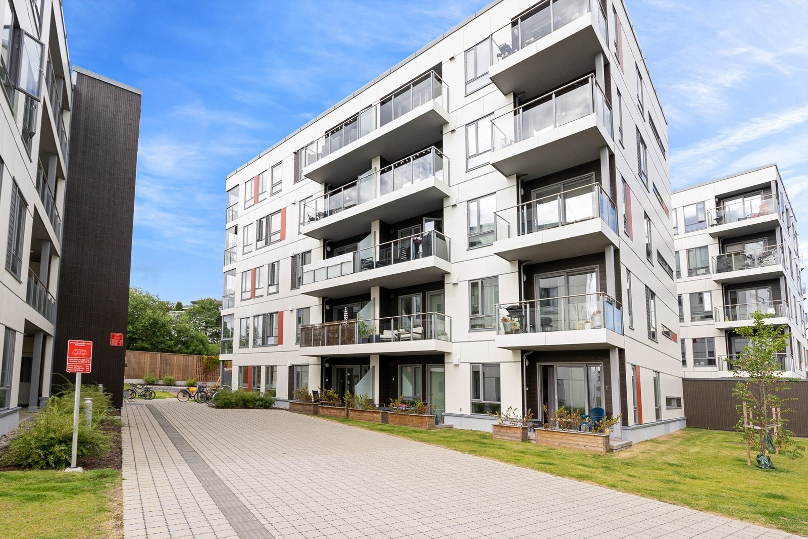 Området byr på nærhet til skoler, barnehager, offentlig kommunikasjon, samt et rikt utvalg av fasiliteter og servicetilbud. Galleribilde