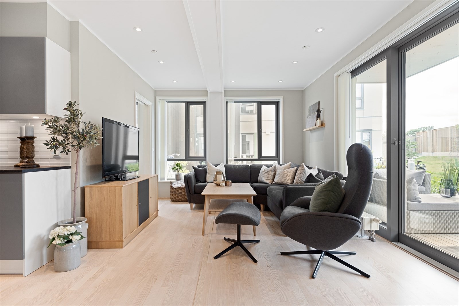 Stuen er innbydende med delikate, lysmalte vegger og store vindusflater. Galleribilde