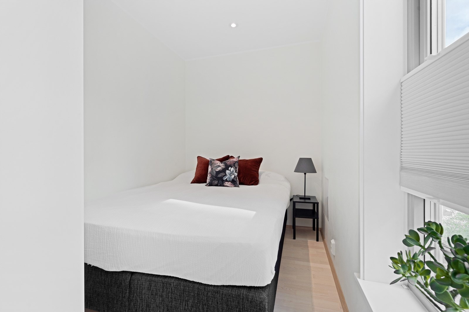 Alle soverommene er romslig og har plass til seng, nattbord og tilhørende møbler. Galleribilde