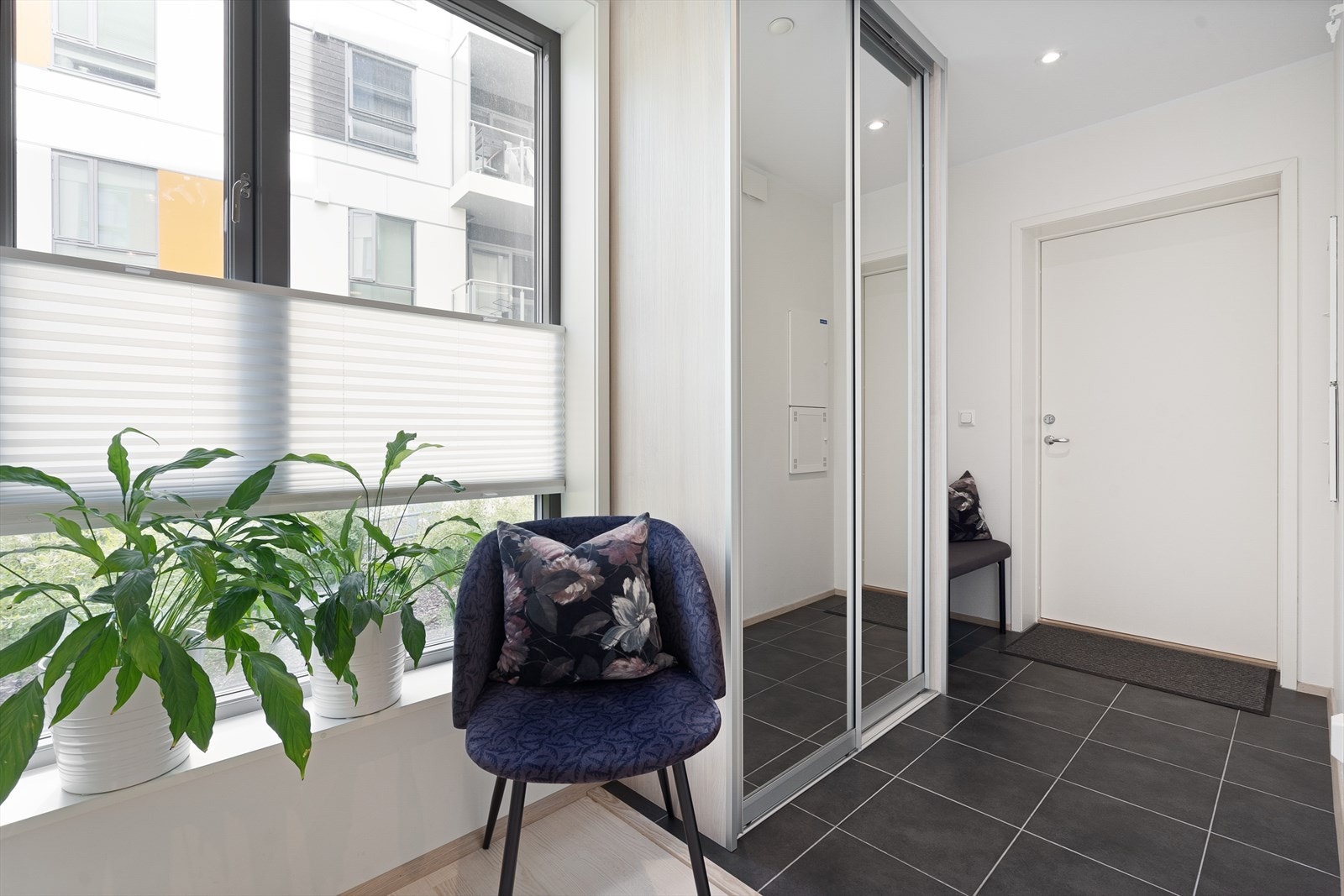 Boligen har en lys og romslig flislagt entré som sørger for et godt førsteinntrykk. Galleribilde