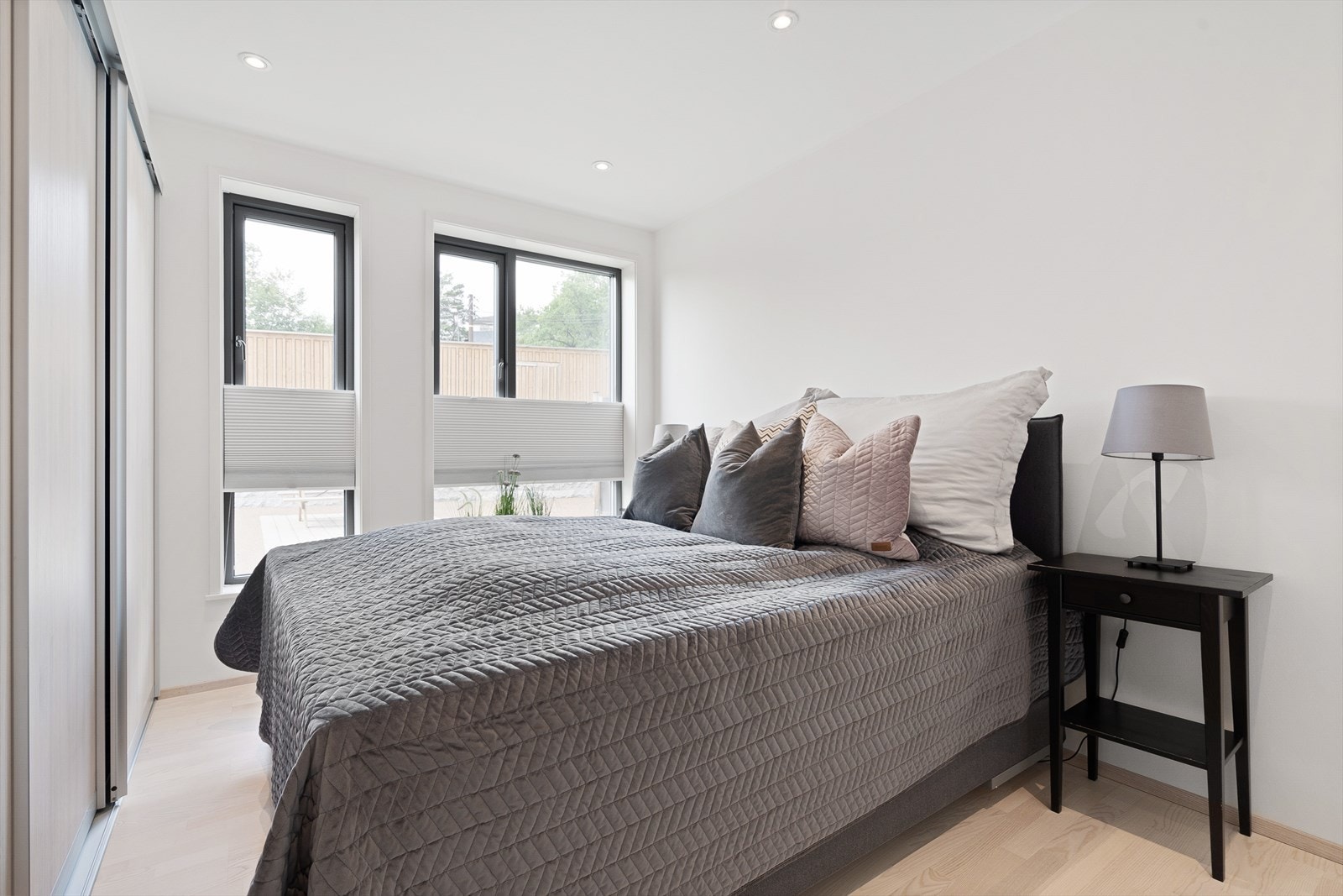 Hovedsoverommet har mye naturlig lys. Galleribilde