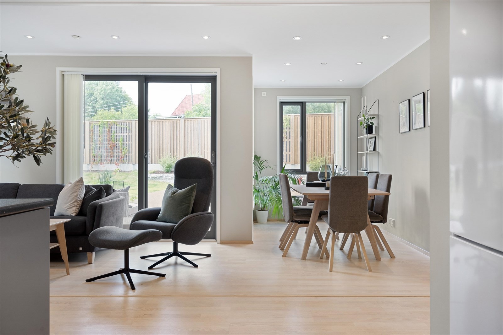 Stuen er delt inn i to soner. Én sone for TV og sofa, og én sone for spisestue. Galleribilde