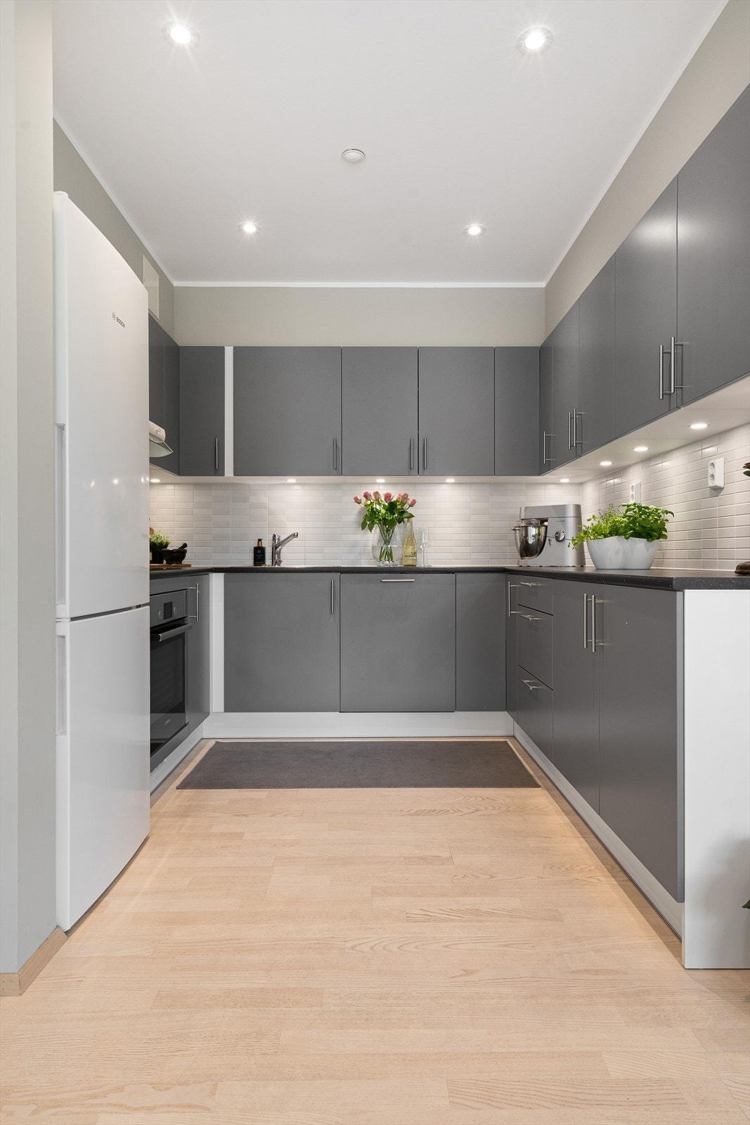 Det er integrert komfyr med platetopp og oppvaskmaskin. Kjøleskapet er frittstående. Galleribilde