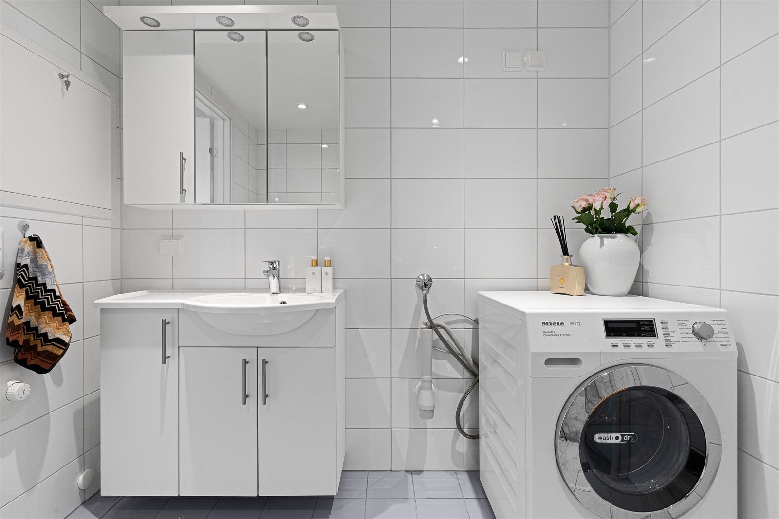 Samt innredning med servant og opplegg for vaskemaskin. Galleribilde