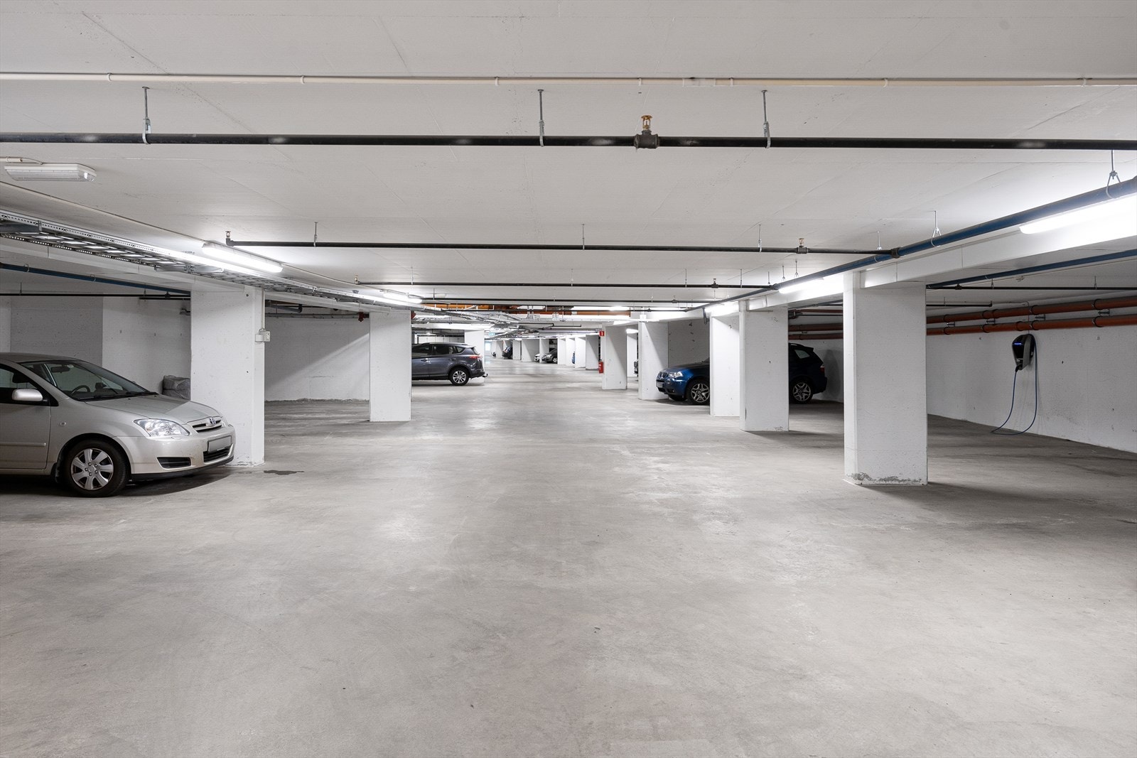 Det medfølger parkeringsplass i garasjekjelleren, og det er tilkoblet elbillader på plassen. Galleribilde