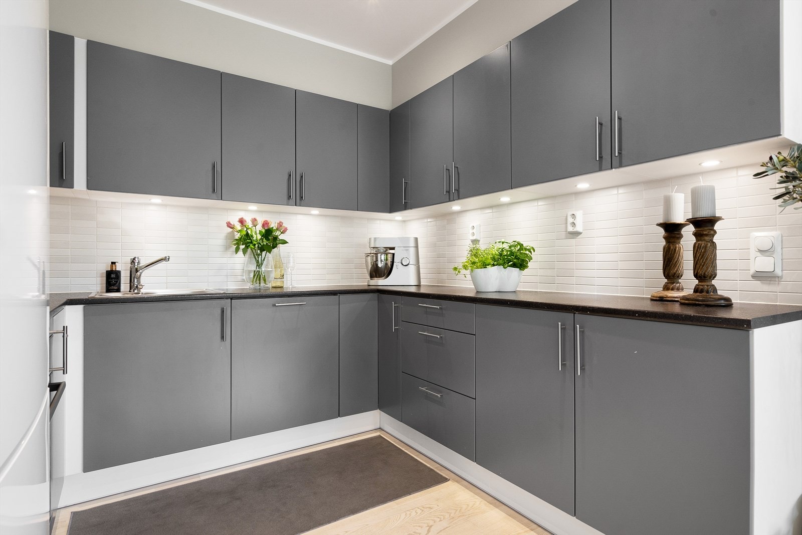 Innredningen er gjennomført og tidsriktig, og det er god benke- og oppbevaringsplass. Galleribilde