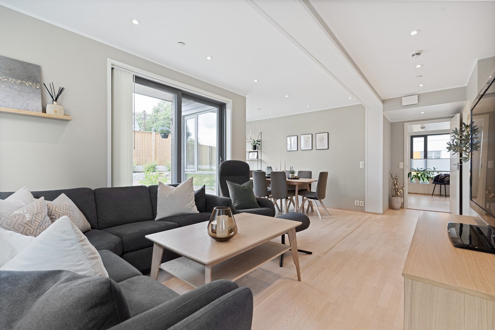 Store deler av arealet i leiligheten er satt av til stuen i åpen løsning med kjøkkenet og spisestue. Galleribilde