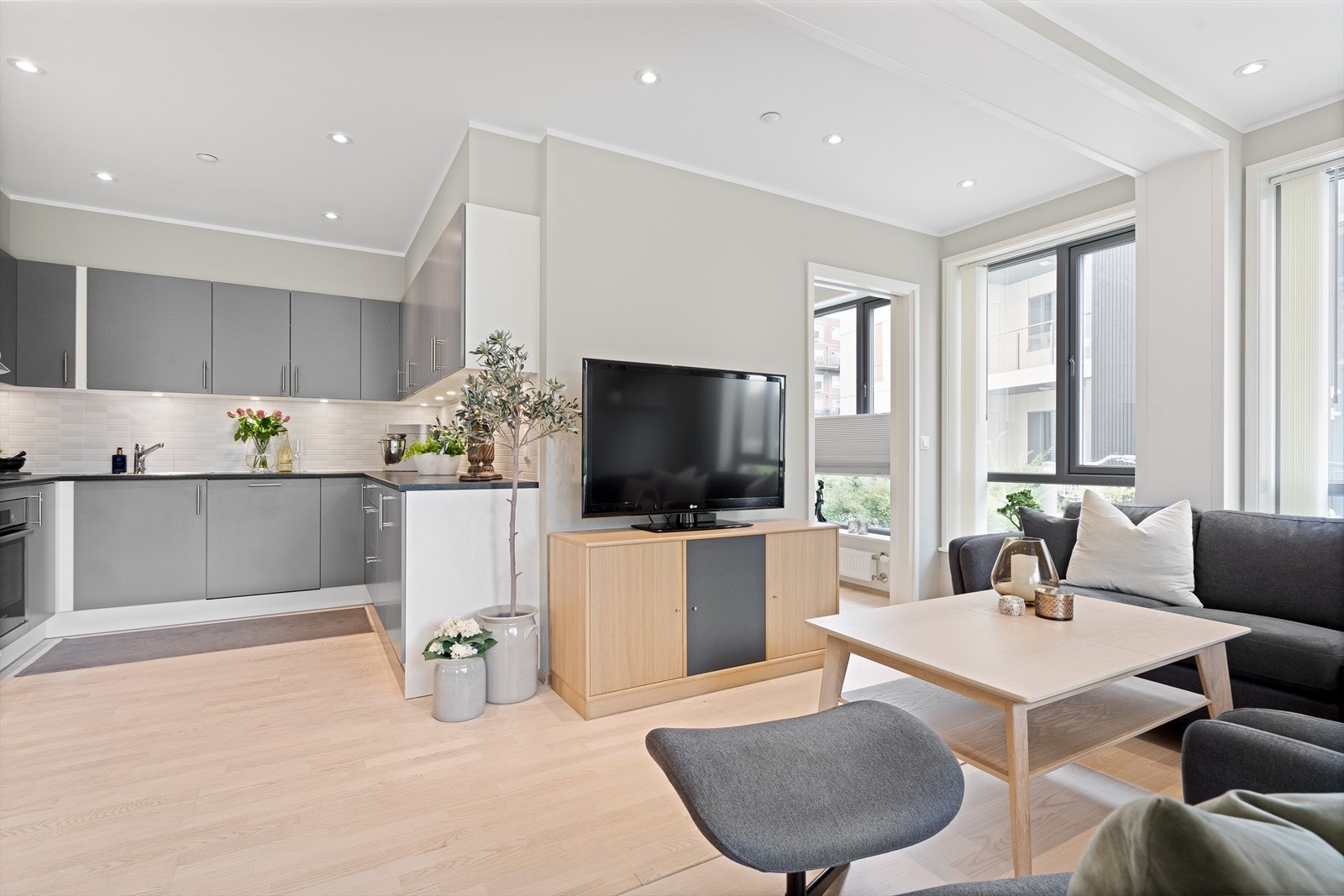 Fra stue er de adkomst til et av leilighetens tre soverom. Galleribilde