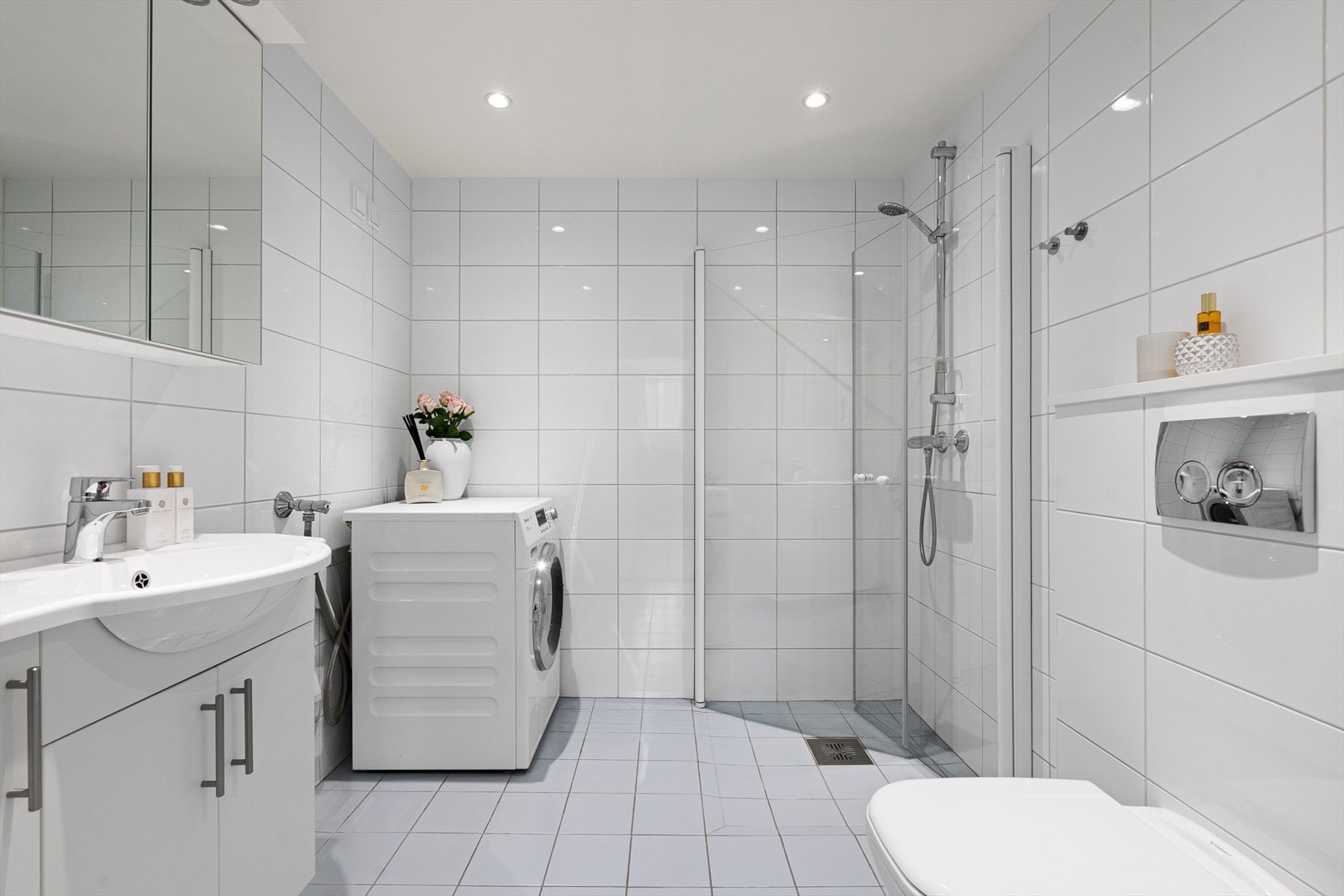 Badet er bygget opp med flislagte gulv og vegger med elektriske varmekabler i gulv. Galleribilde