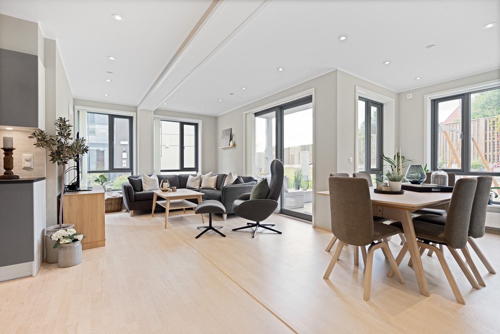 Kenneth Andreassen ved Nordvik Lillestrøm ønsker velkommen til Åråssvingen 15! Foto: Adrian Paixao Galleribilde