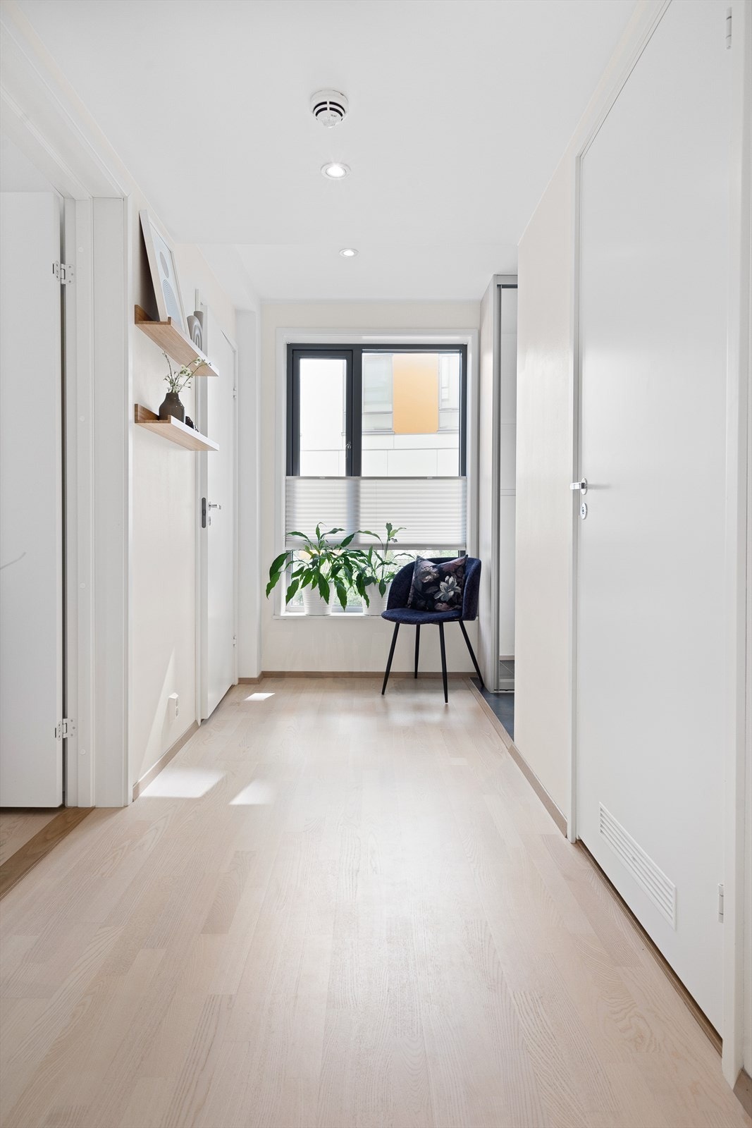 Fra entré har leiligheten en gang med praktisk adkomst til to av leilighetens soverom, samt badet. Galleribilde