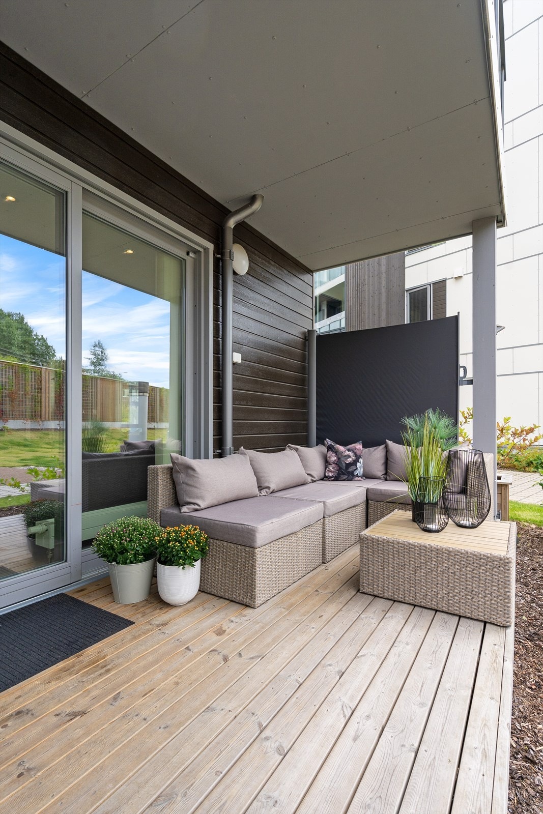 Fra stuen er det også utgang til en herlig terrasse på 8 kvm, oppført med impregnerte terrassebord. Det er installert en uttrekkbar levegg for å skjerme mot både innsyn og vind. Galleribilde
