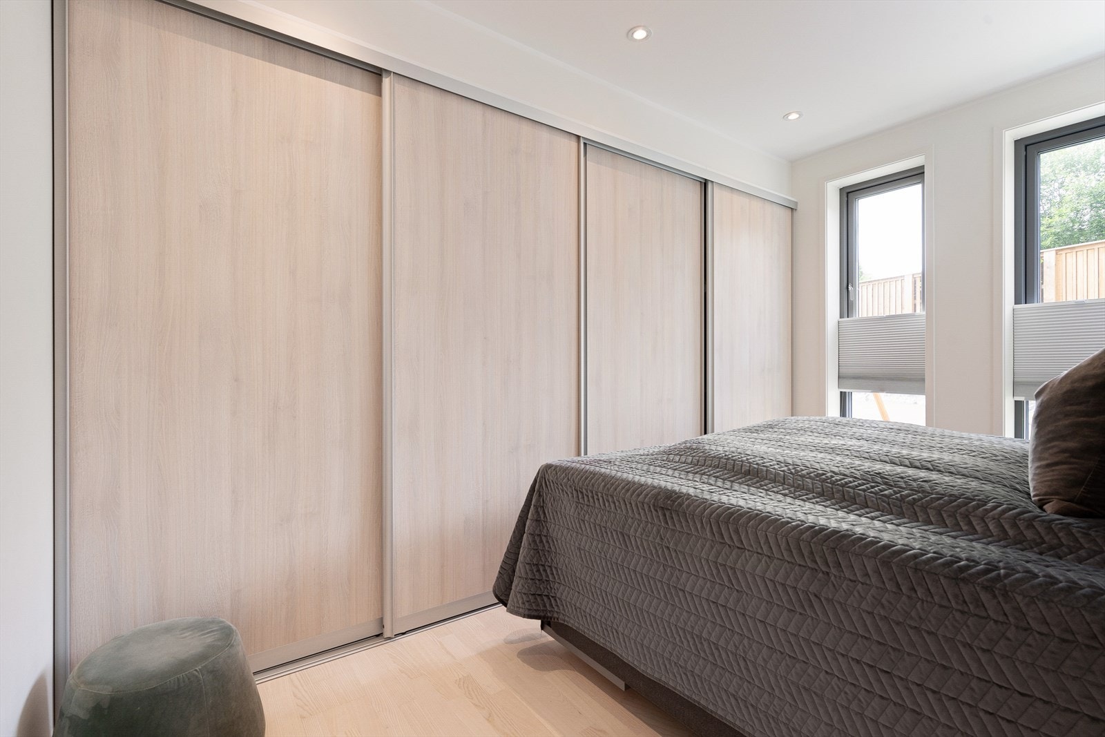 Samt en stor og praktisk skyvedørsgarderobe. Galleribilde