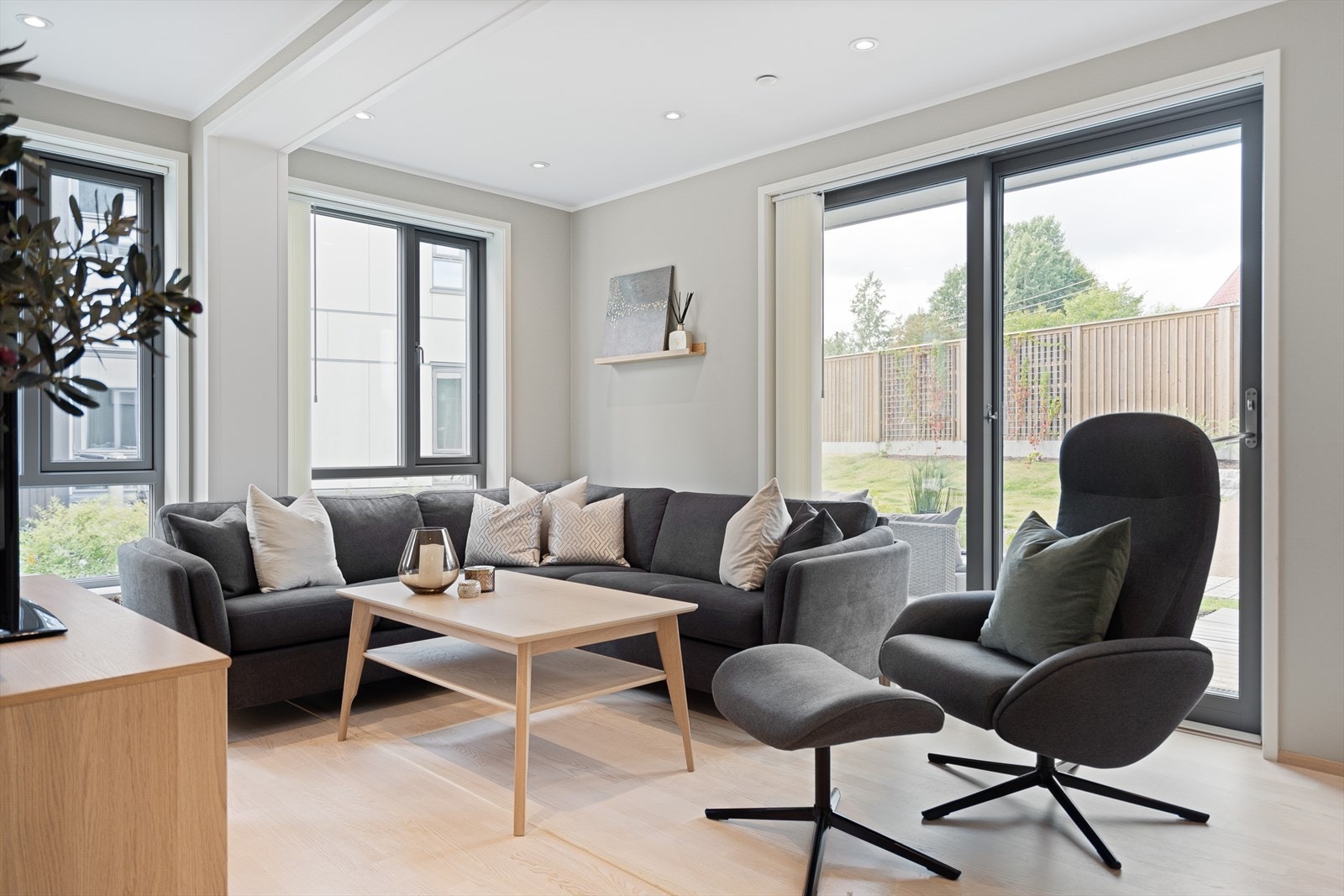 Stuen er romslig med gode møbleringsmuligheter. Galleribilde