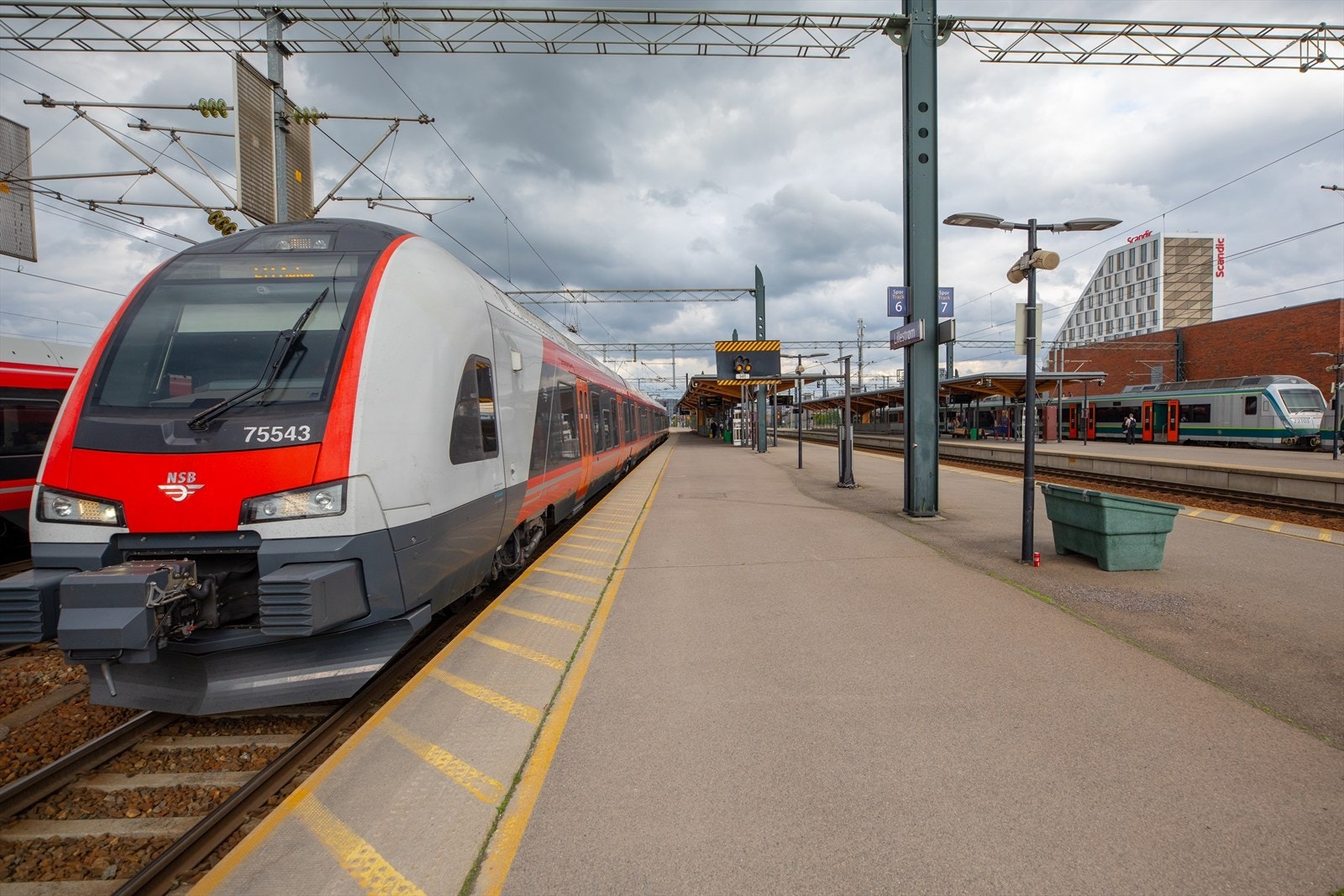 Fra Lillestrøm stasjon (hit kan man enkelt ta bussen på få minutter, gå eller sykle) kommer du deg til Oslo S på 10 min, og til Gardermoen på 12 min. Galleribilde