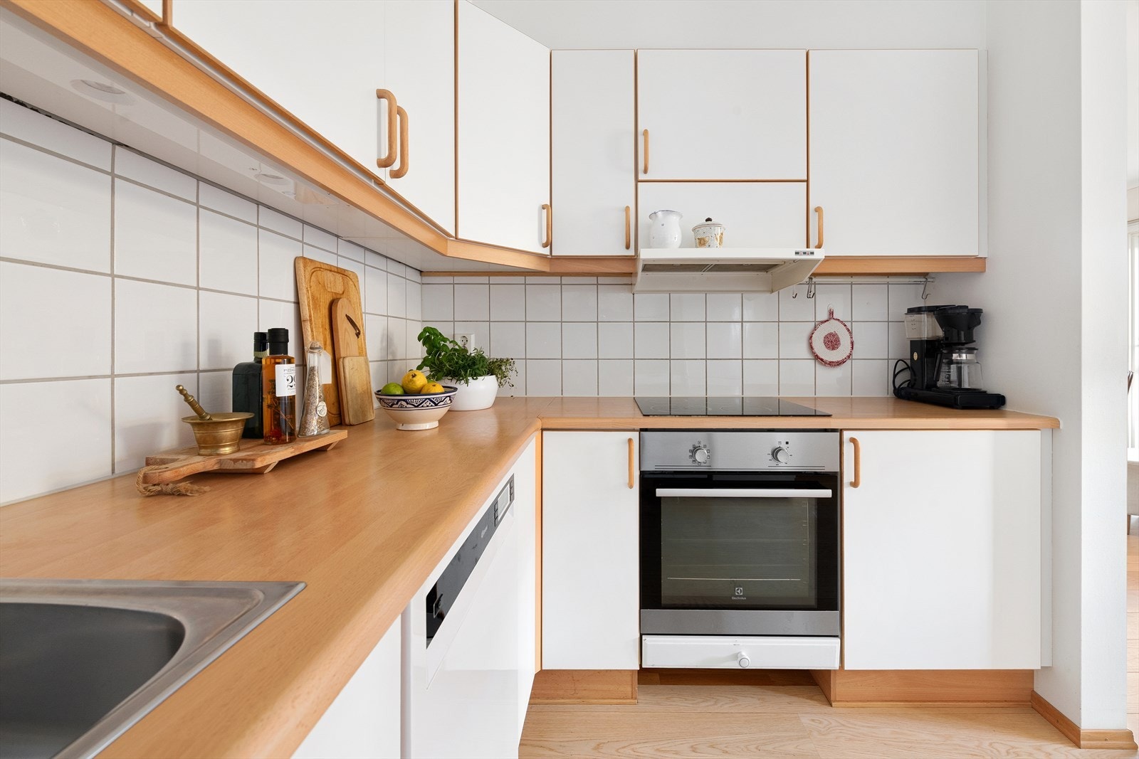 Hvitevarer som kjøl/fryseskap, oppvaskmaskin, integrert platetopp og stekeovn medfølger i handelen Galleribilde