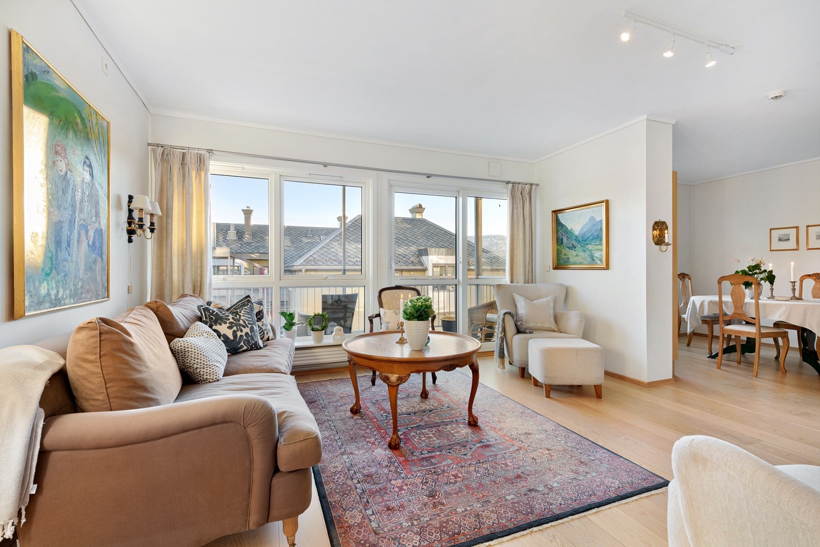 Stuen er lys og trivelig og har store vinduer Galleribilde