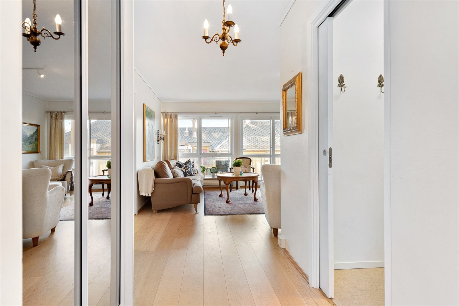 Fra entrè mot stue - til venstre i bildet ser man skyvedør til bod med gode oppbevaringsmuligheter Galleribilde