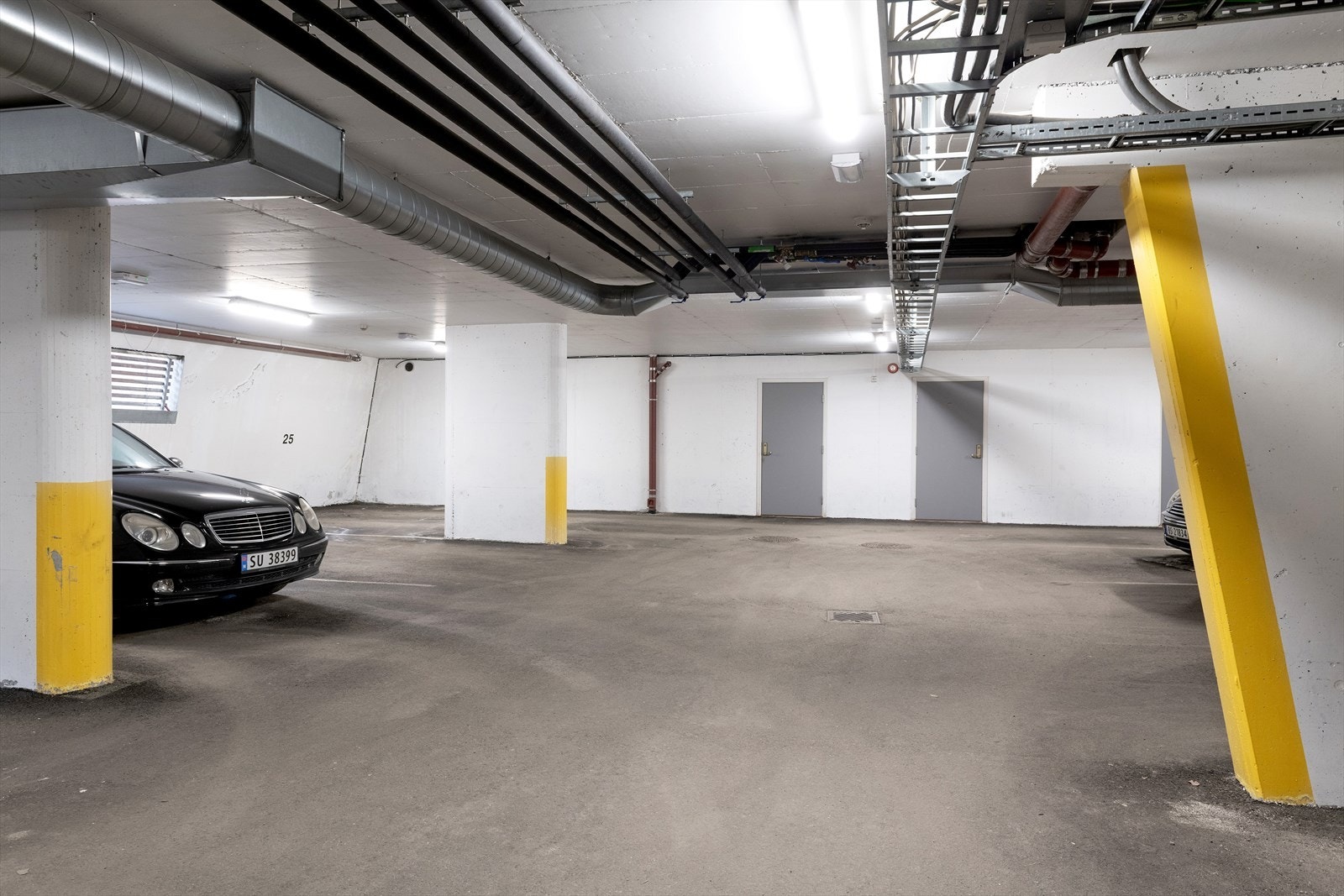 Det er en p-plass tilhørende leiligheten i felles garasjekjeller Galleribilde