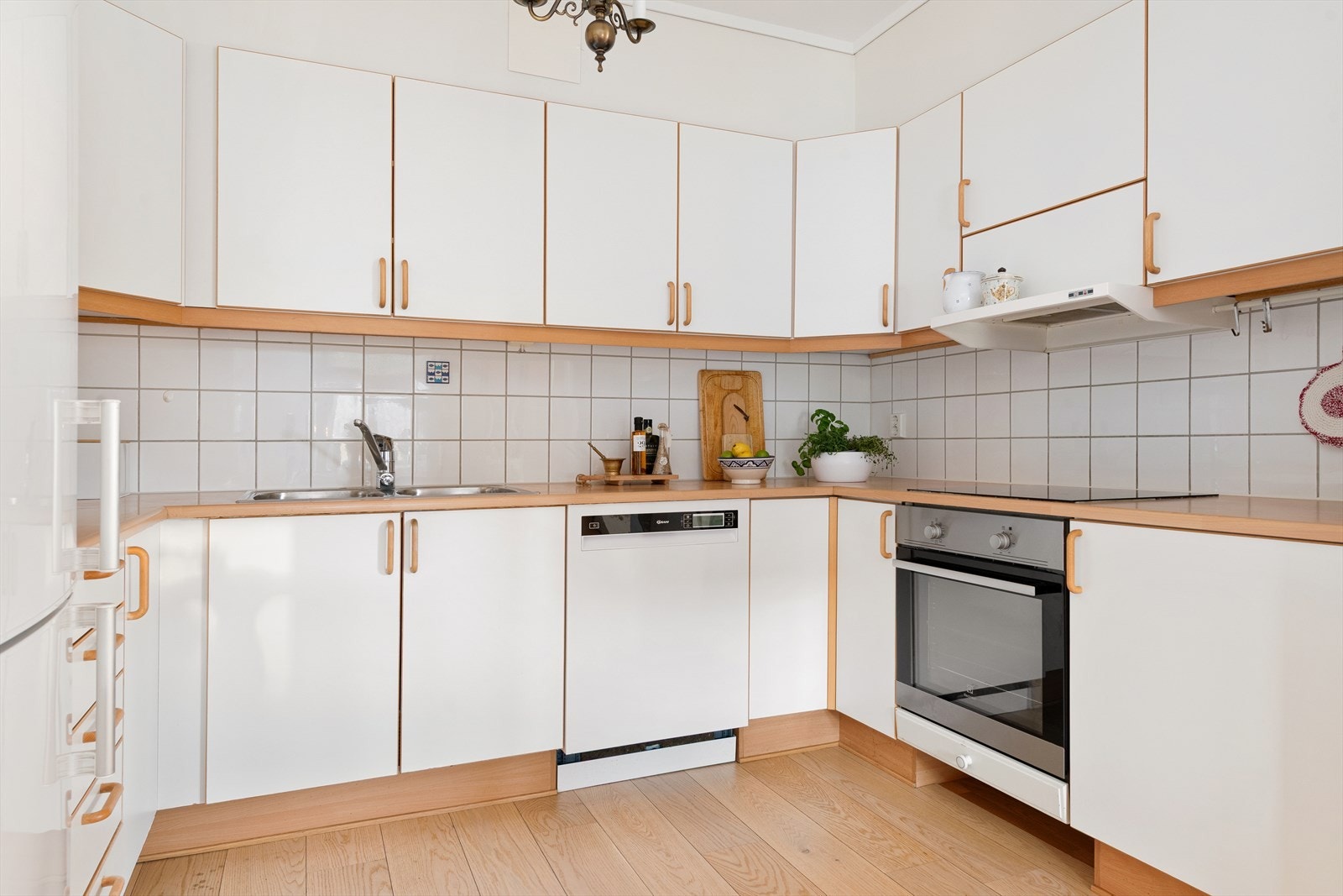 Laminat benkeplate og fliser på vegger over kjøkkenbenk Galleribilde