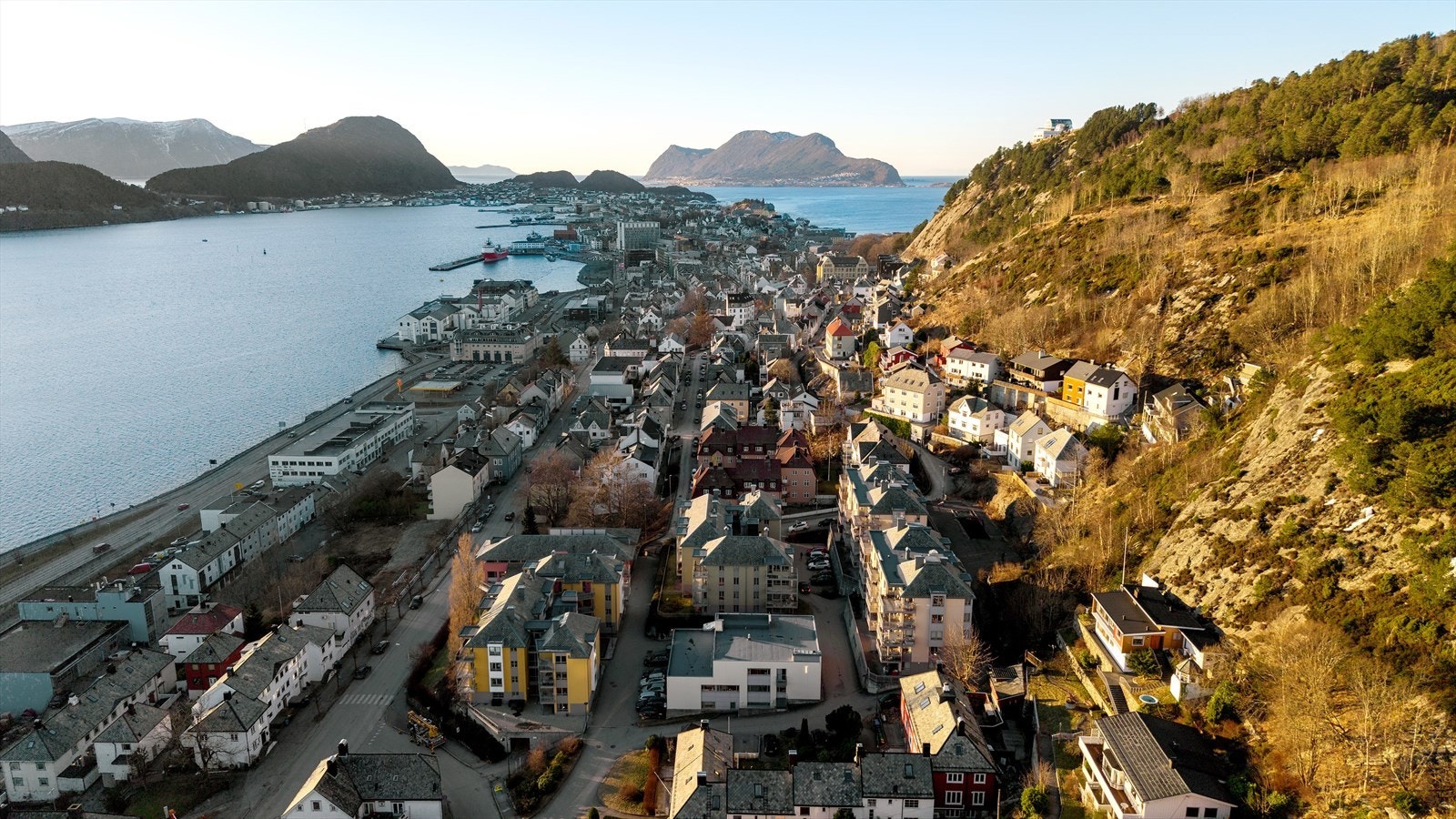 Dronebilde av fasade og nærområdet Galleribilde