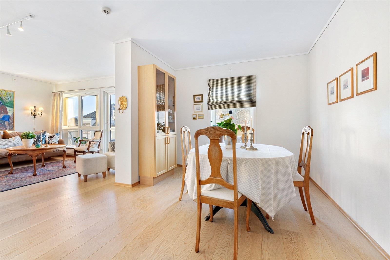 God plass til spisestue i kjøkken. Her kan man også dele av til evt. soverom 2. Skap på vegg er en del av kjøkkeninnredning og medfølger Galleribilde