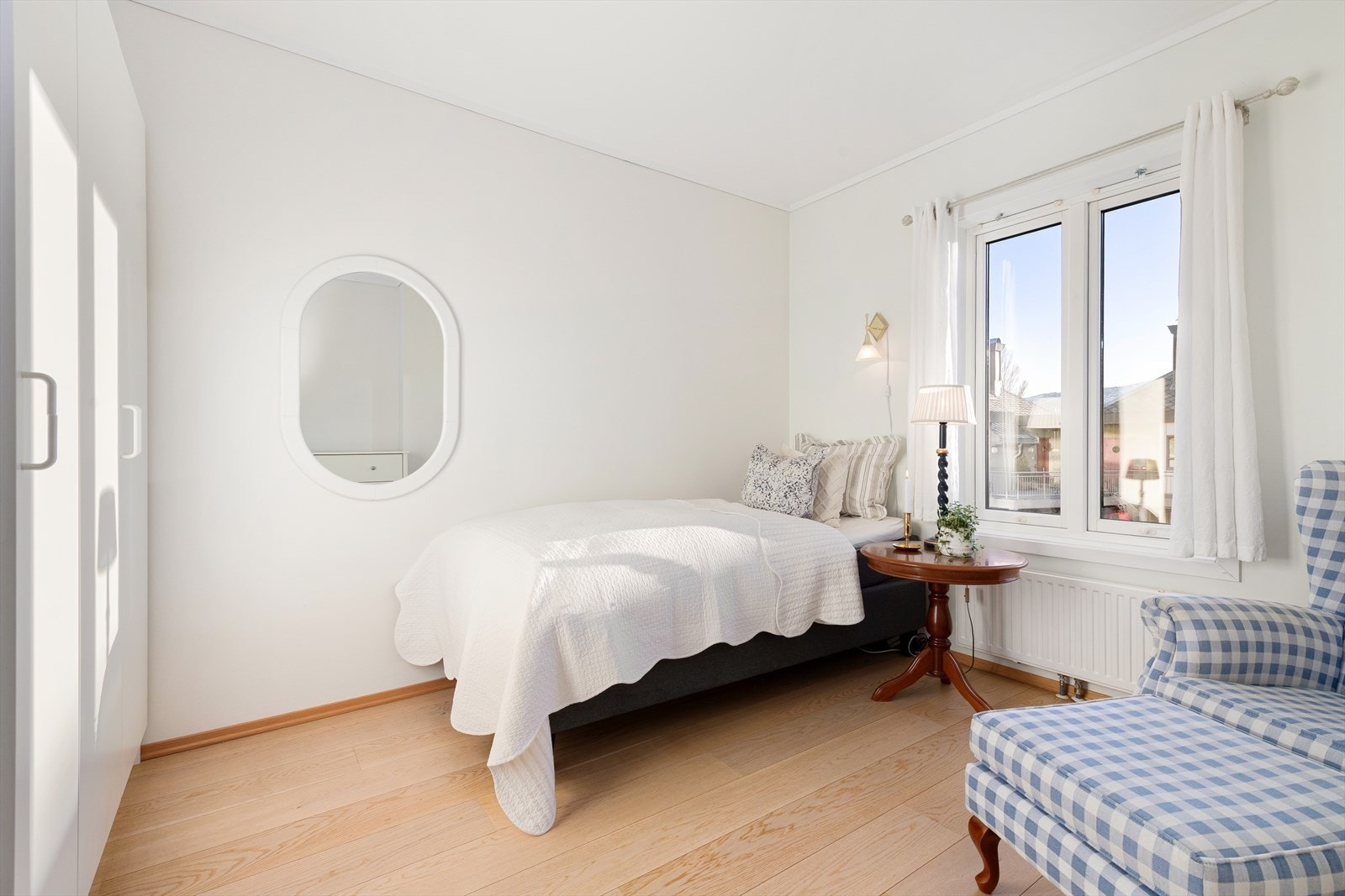 Soverom med garderobeskap Galleribilde