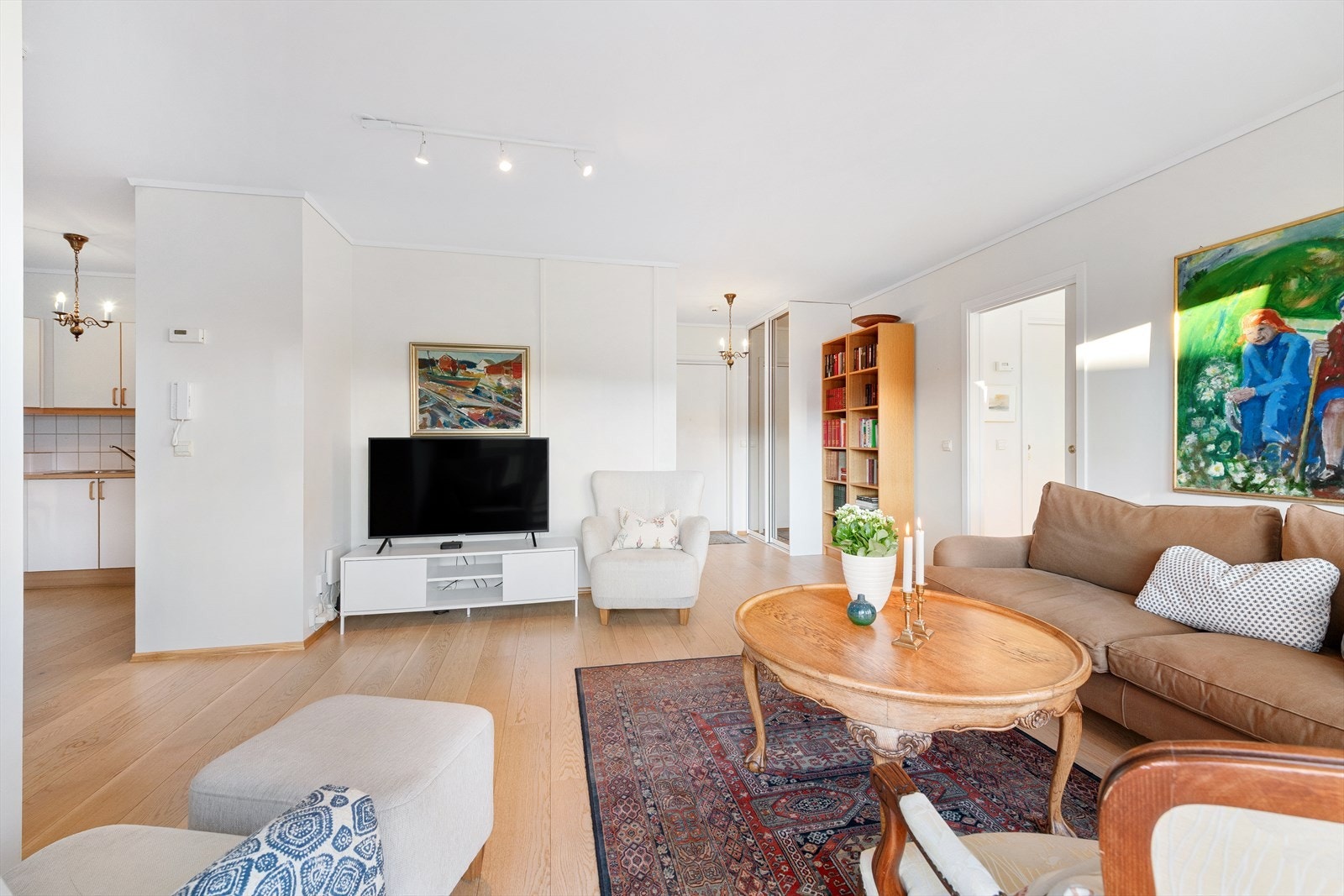 Fra stuen er det skyvedør til soverom. Bak bokhyllen er det skyvedør til bad Galleribilde